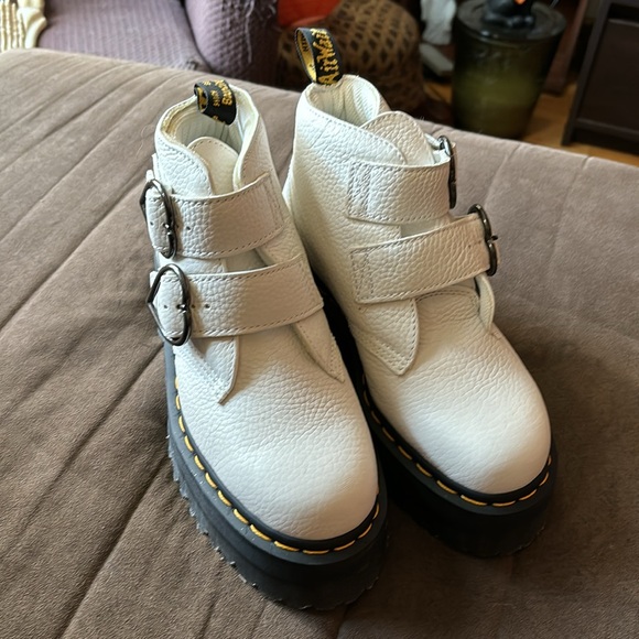 NWOB white Devon heart buckle Doc Martens; size 8 - Picture 2 of 4